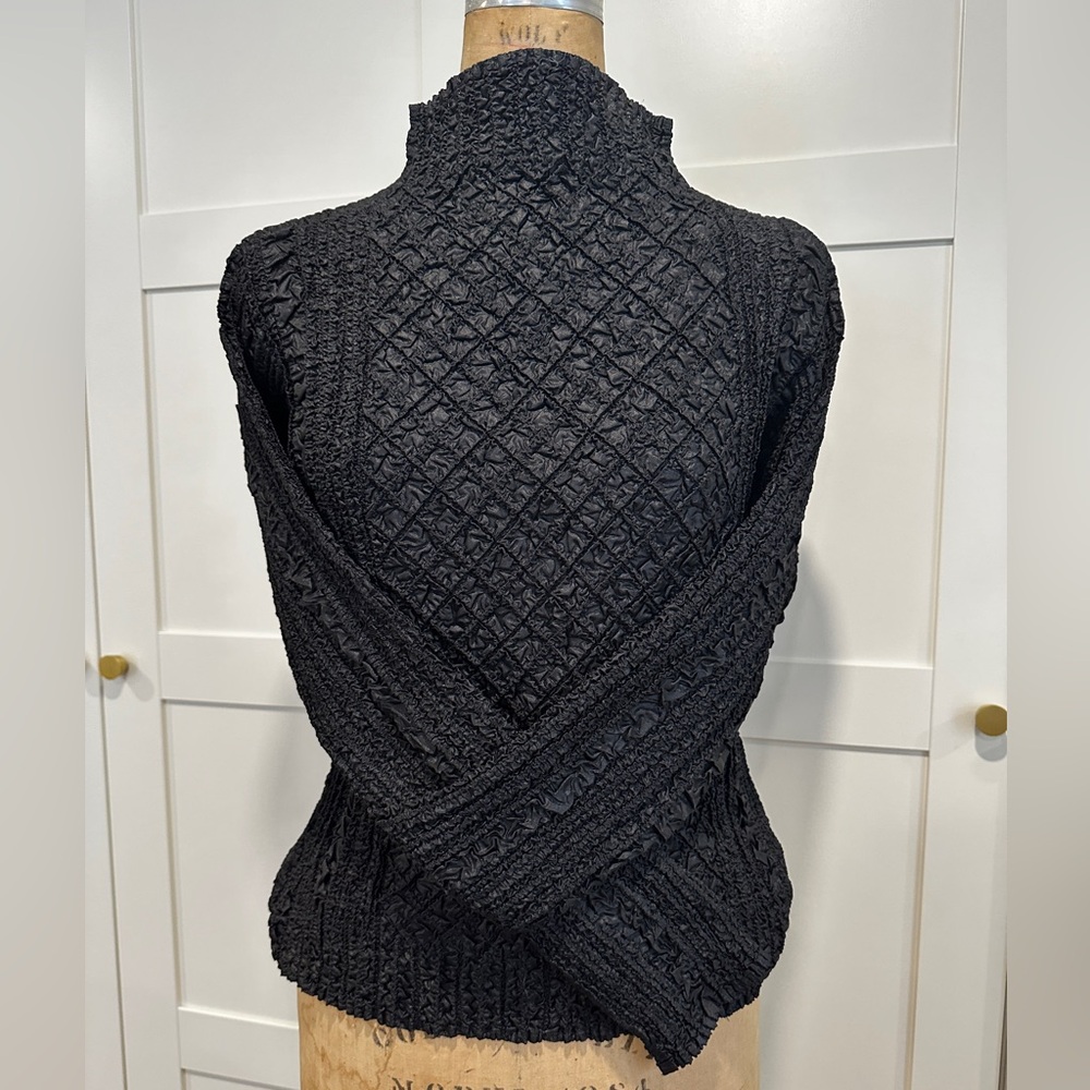 Elegant crinkle crepe stretch mock neck top Medium
